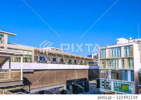 日本の横浜都市景観　横浜シーサイドライン　金沢八景駅などを望む 122491134