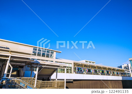 日本の横浜都市景観　横浜シーサイドライン　金沢八景駅などを望む 122491135