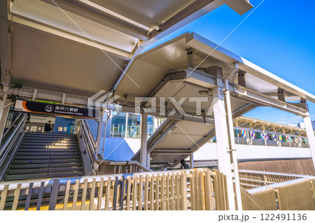 日本の横浜都市景観　横浜シーサイドライン　金沢八景駅などを望む 122491136