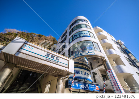 日本の横須賀都市景観　京急電鉄　浦賀駅などを望む 122491376