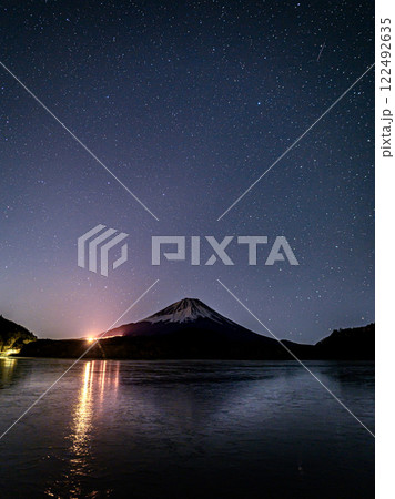 （山梨県）精進湖から見る逆さ富士と星空の絶景 122492635