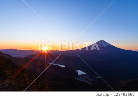 (山梨県)御坂山地・王岳から見る御来光と富士山 (山梨県)御坂山地・王岳から見る御来光と富士山 122492669