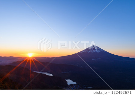 (山梨県)御坂山地・王岳から見る御来光と富士山 (山梨県)御坂山地・王岳から見る御来光と富士山 122492671