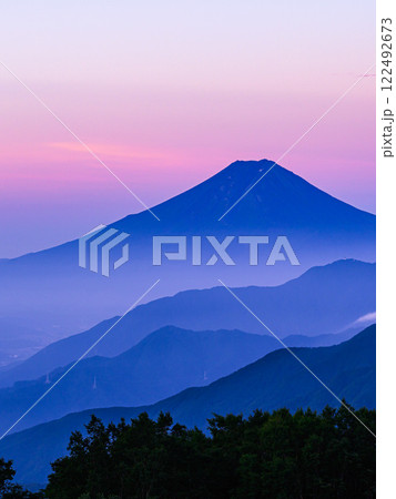 （山梨県）雁ヶ腹摺山から見る富士山と山並み・朝焼けの景色 122492673