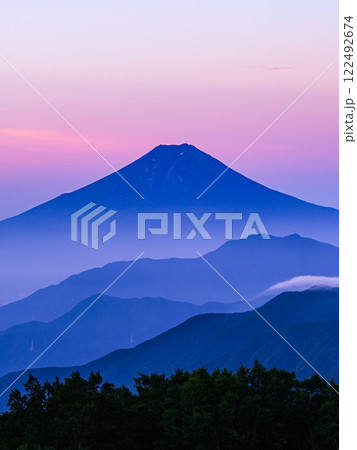 (山梨県)雁ヶ腹摺山から見る富士山と山並み・朝焼けの景色 (山梨県)雁ヶ腹摺山から見る富士山と山並み・朝焼けの景色 122492674