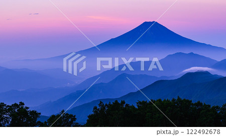 （山梨県）雁ヶ腹摺山から見る富士山と山並み・朝焼けの景色 122492678