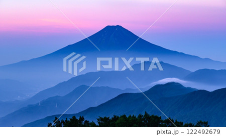 （山梨県）雁ヶ腹摺山から見る富士山と山並み・朝焼けの景色 122492679