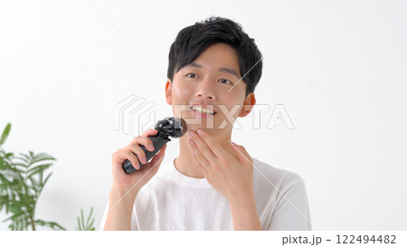 電気シェーバーで髭を剃る男性 電気シェーバーで髭を剃る男性 122494482