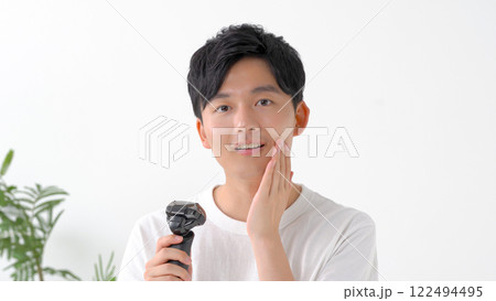 電気シェーバーで髭を剃る男性 電気シェーバーで髭を剃る男性 122494495