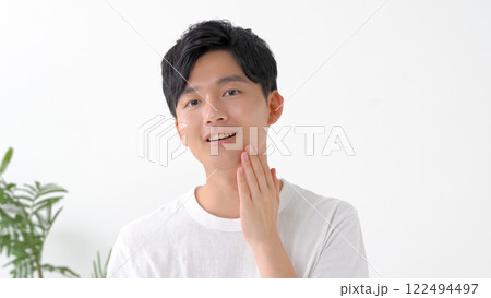 電気シェーバーで髭を剃る男性 122494497