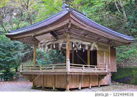 山中にひっそりと鎮座する子持神社　神楽殿　渋川市　 122494616