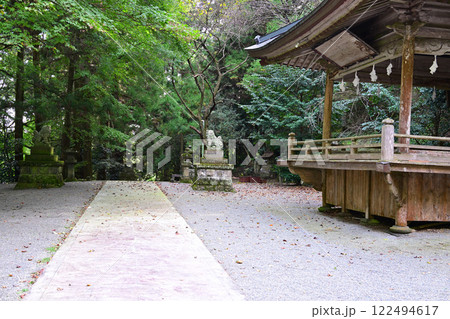 山中にひっそりと鎮座する子持神社　境内　渋川市　 122494617