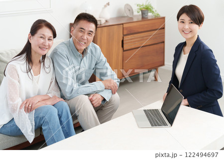 シニア夫婦と営業マン(ビジネスマン・セールスマン) シニア夫婦と営業マン(ビジネスマン・セールスマン) 122494697