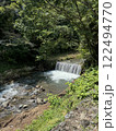 新緑に包まれた渓流 122494770
