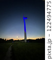 夕日と風車 122494775