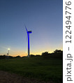 夕日と風車 122494776