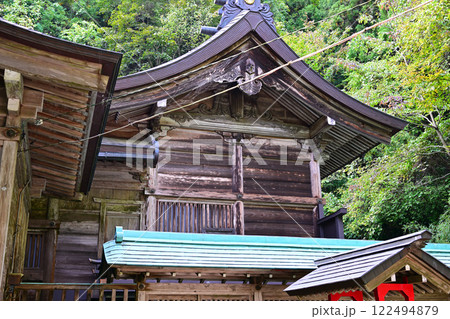 山中にひっそりと鎮座する子持神社　本殿　渋川市　 122494879