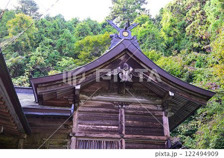 山中にひっそりと鎮座する子持神社　本殿　渋川市　 122494909