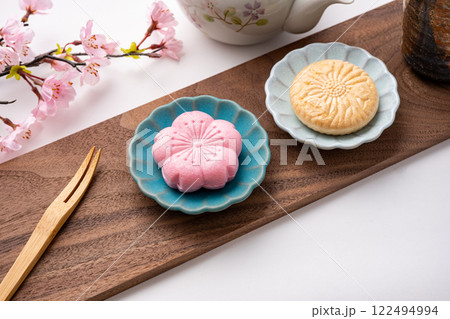 皿に乗った桜の和菓子 122494994