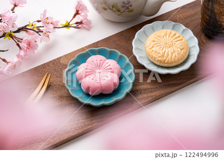 皿に乗った桜の和菓子 122494996