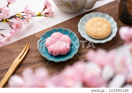 桜の器に盛られた和菓子 桜の器に盛られた和菓子 122495184