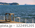 夕焼けに染まる日間賀島の海とバス停 122495205