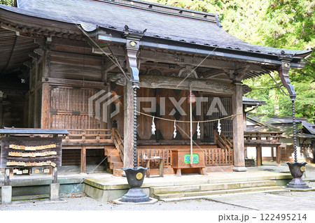 山中にひっそりと鎮座する子持神社　社殿　拝殿　渋川市　 122495214