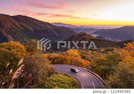 《栃木県》紅葉最盛期の日光いろは坂・夜明けの黒髪平の眺望 122495365