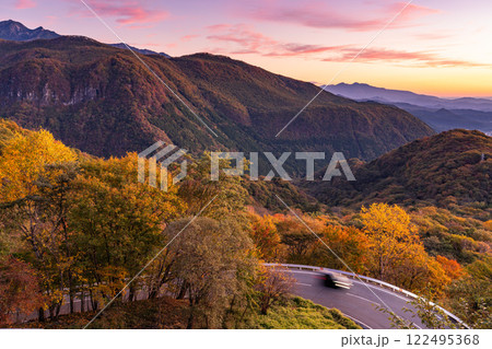 《栃木県》紅葉最盛期の日光いろは坂・夜明けの黒髪平の眺望 《栃木県》紅葉最盛期の日光いろは坂・夜明けの黒髪平の眺望 122495368