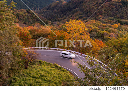 《栃木県》紅葉最盛期の日光いろは坂・夜明けの黒髪平の眺望 122495370