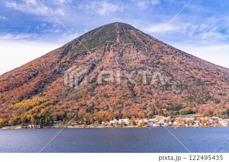 《栃木県》秋の奥日光・紅葉の男体山 122495435