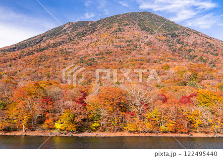 《栃木県》秋の奥日光・紅葉の男体山 122495440