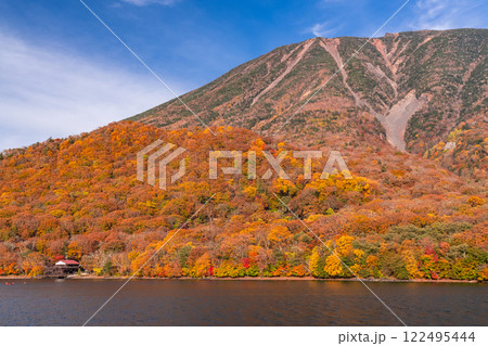 《栃木県》秋の奥日光・紅葉の男体山 122495444