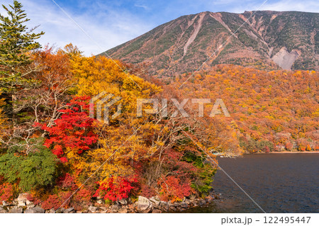 《栃木県》秋の奥日光・紅葉の男体山 122495447
