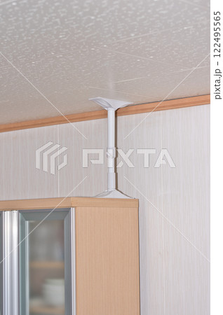 突っ張り棒で固定した食器棚 122495565