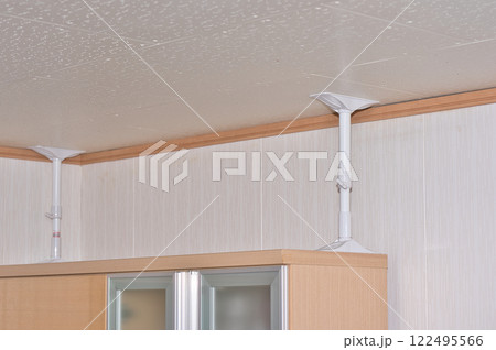 突っ張り棒で固定した食器棚 122495566