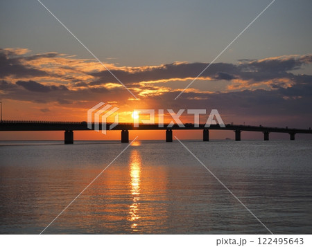 宮古サンセットビーチから見る伊良部大橋と夕日（沖縄県宮古島市平良）3 122495643