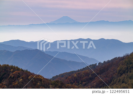 《栃木県》富士山と山の稜線・奥日光半月山駐車場の眺望 《栃木県》富士山と山の稜線・奥日光半月山駐車場の眺望 122495651