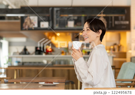 カフェでコーヒーを飲むミドルの女性 カフェでコーヒーを飲むミドルの女性 122495678