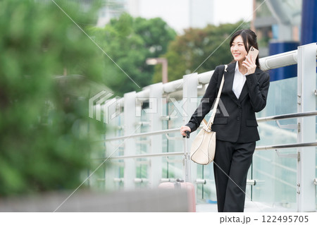 スマートフォンで電話しているビジネスウーマン スマートフォンで電話しているビジネスウーマン 122495705