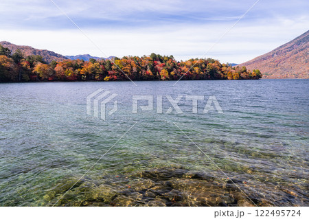 《栃木県》秋の日光・男体山と八丁出島の紅葉《中禅寺湖より》 122495724