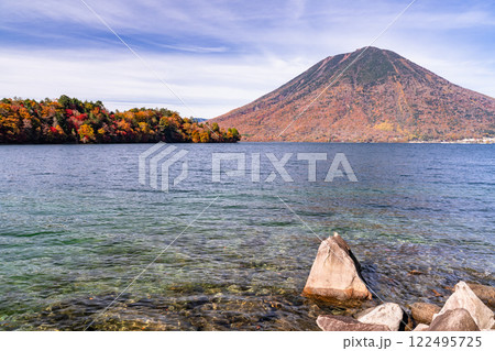 《栃木県》秋の日光・男体山と八丁出島の紅葉《中禅寺湖より》 122495725