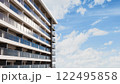 爽やかな青空とマンションの風景 122495858
