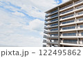爽やかな青空とマンションの風景 122495862