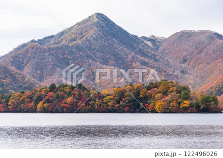 《栃木県》秋の奥日光・紅葉の中禅寺湖 《栃木県》秋の奥日光・紅葉の中禅寺湖 122496026