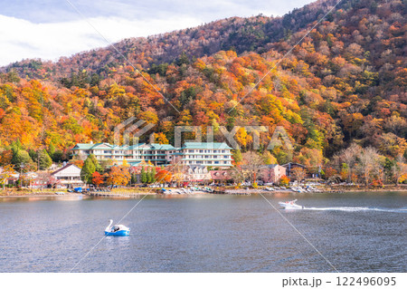 《栃木県》秋の奥日光・紅葉の中禅寺湖 122496095