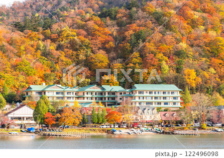 《栃木県》秋の奥日光・紅葉の中禅寺湖 《栃木県》秋の奥日光・紅葉の中禅寺湖 122496098