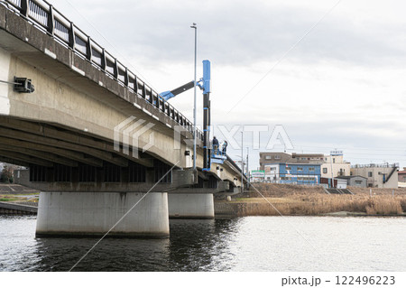 橋の補修・点検工事 橋梁点検車で橋のつなぎ目を点検 その1 122496223