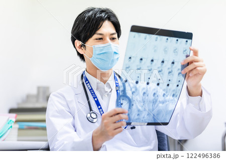 診察でMRI画像を見る医師 122496386