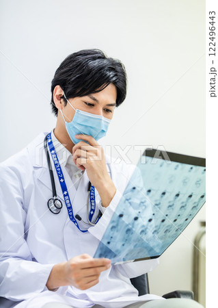 診察でMRI画像を見る医師 122496443